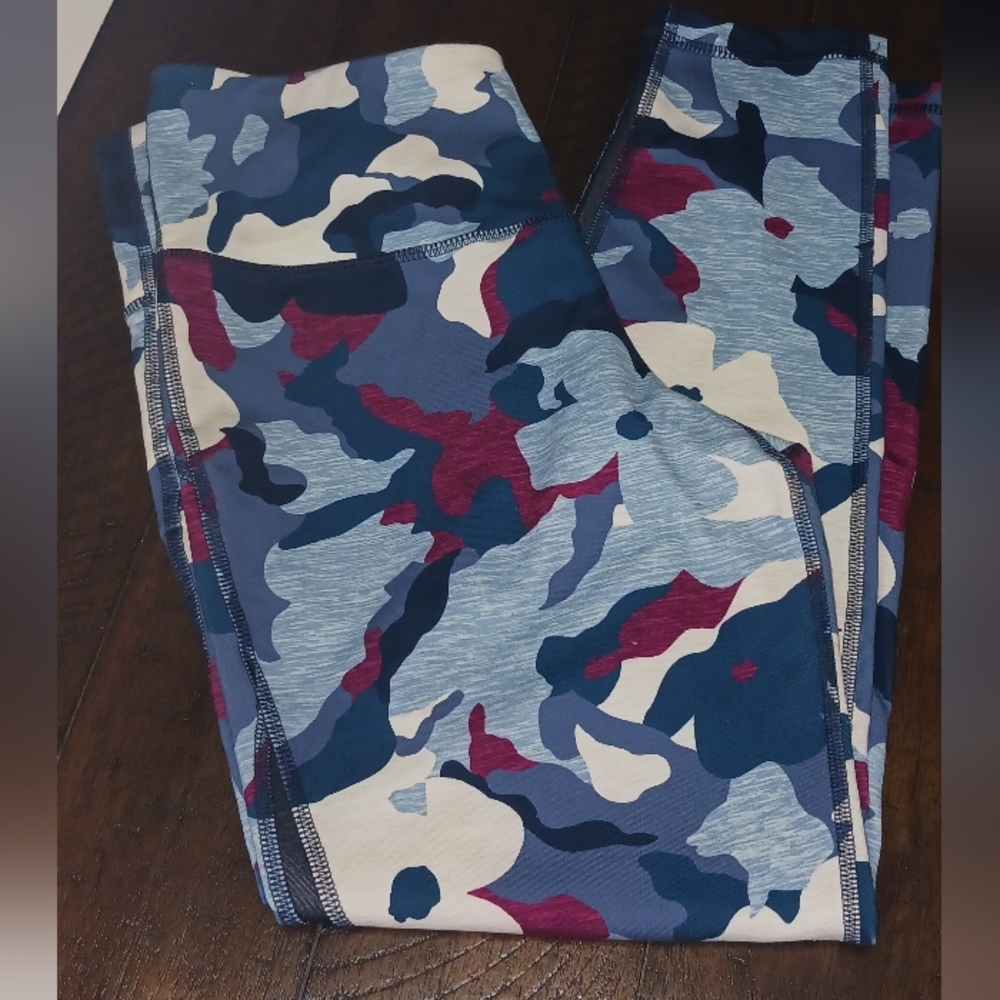 Like New! Old Navy Active Floral Print Capri Style Leggings! Medium!💙